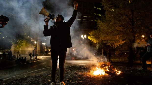 SUA: poliţia a tras cu tunuri de apă şi gaze lacrimogene în protestatarii care îl susţin pe Donald Trump