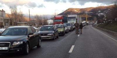 Suceava: Zece persoane, între care doi copii, rănite după ce două autoturisme s-au ciocnit pe DN 17A