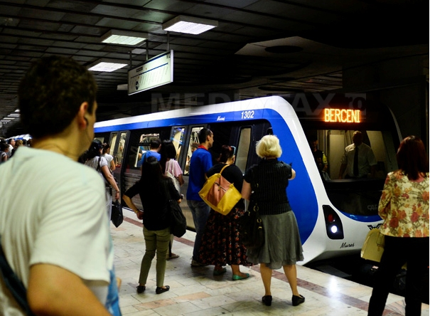Sucid la Metrou. Bărbatul care s-a aruncat în faţa trenului la staţia Izvor a murit
