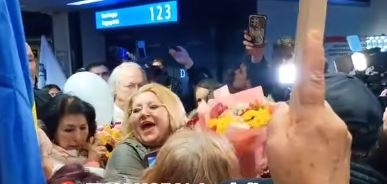 Susținătorii Dianei Șoșoacă au blocat aeroportul Otopeni. Europarlamentara, la revenirea în România: ”Voi fi reținută. Vor să mă ducă la casa de nebuni, dar se vor duce ei”