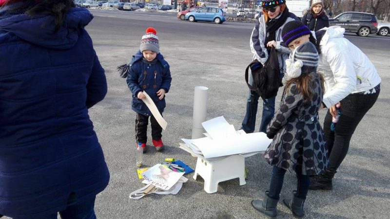Sute de copii și părinți, în Piata Victoriei la marșul copiilor