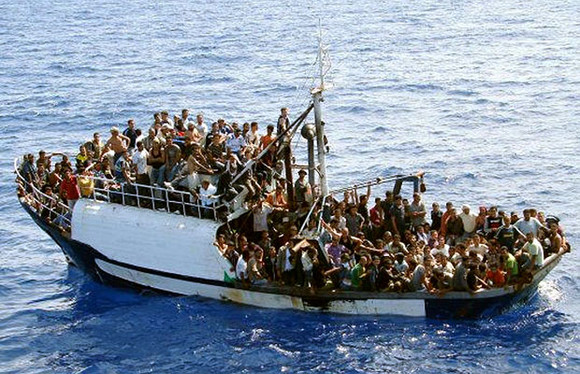 Sute de imigranţi morţi după răsturnarea a două ambarcaţiuni. Bilanţul de până acum al crizei
