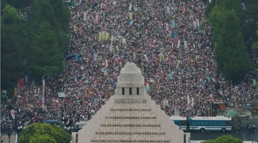 Sute de mii de japonezi se revoltă împotriva 