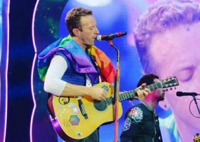Sute de musulmani au protestat față de concertul Coldplay din Indonezia, susținând că trupa este 