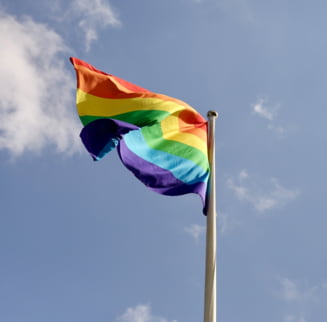 Tânăr homosexual, agresat în Madrid. Opt persoane mascate i-au tăiat buza cu briceagul și i-au scris