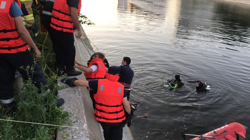 Tânăr mort în râul Dâmboviţa după ce a intrat să salveze un minor