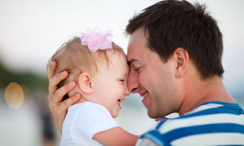 Taţii ar putea beneficia de 10 zile lucrătoare de concediu paternal