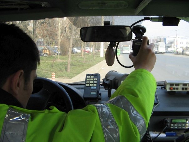 Tanar de 25 de ani prins baut la volan conducand cu o viteza de 125 de kilometri pe ora in localitate