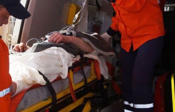 Tanar in stare critica, dupa ce a fost injunghiat in abdomen