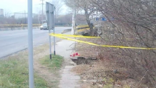 Tânăr mort după ce a căzut cu bicicleta într-o groapă neacoperită din trotuar
