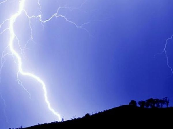 Tânăr ucis de fulger din cauza telefonului mobil