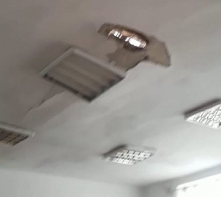 Tavanul unei săli de clasă dintr-o școală din Gorj s-a prăbușit. Elevii erau în recreație