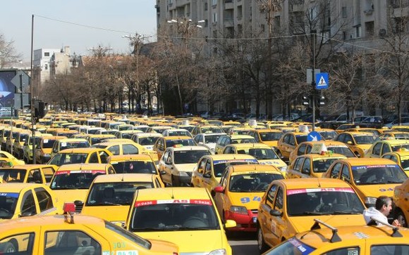 Taximetriştii protestează în Capitală. Peste 1500 de maşini blochează Piaţa Victoriei