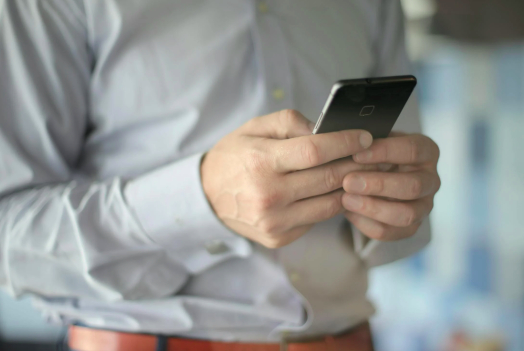 Tehnologia care îți poate spiona telefonul fără ca tu să atingi ecranul. Ce țară vrea să o importe
