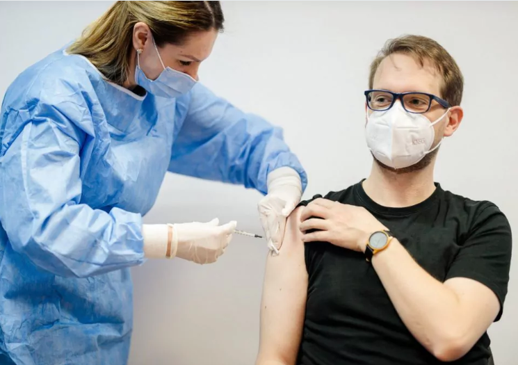 Telegraph: AstraZeneca admite într-un proces că vaccinul anti-Covid poate provoca tromboze în cazuri 