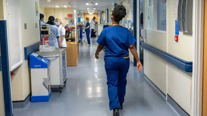 Temeri legate de siguranța sănătății deoarece jumătate dintre spitalele din Marea Britanie folosesc medici care nu sunt medici