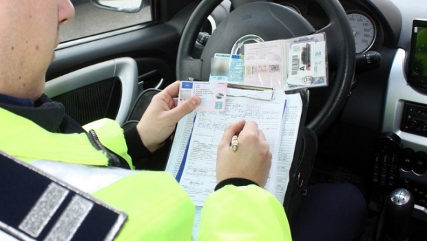 Toţi şoferii trebuie să ştie asta! Se schimbă legea: ce vor păţi cei cu permisul suspendat