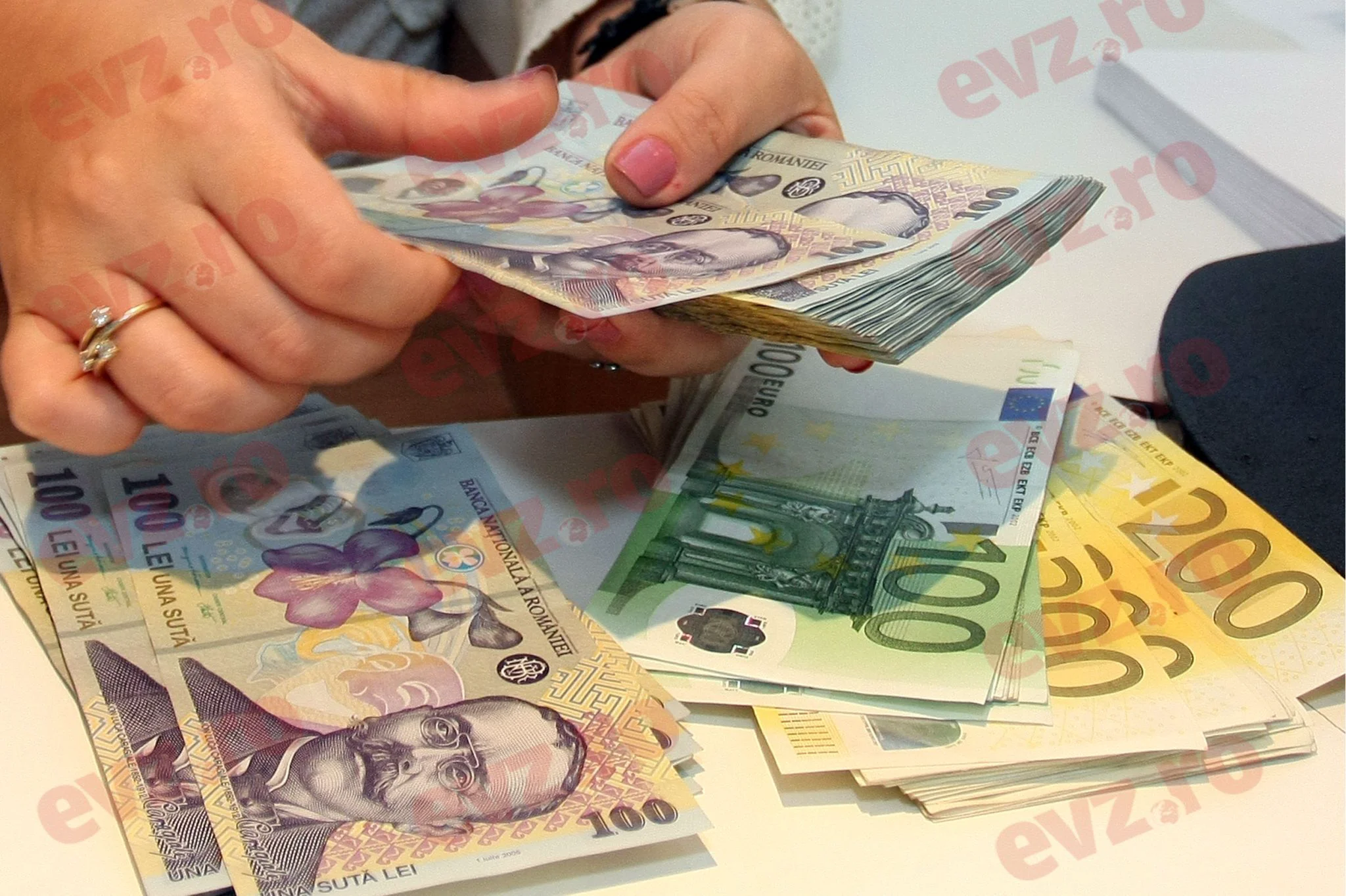 Tombole în obiecte și bani în numerar pentru românii care îi "toarnă" pe cei care fac evaziune fiscală
