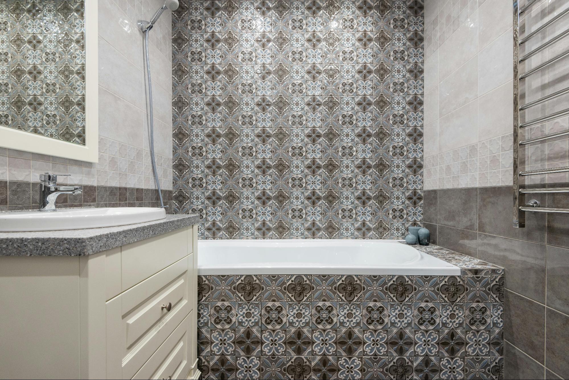 TOP 4 modele de faianță pentru o baie amenajată în stil clasic
