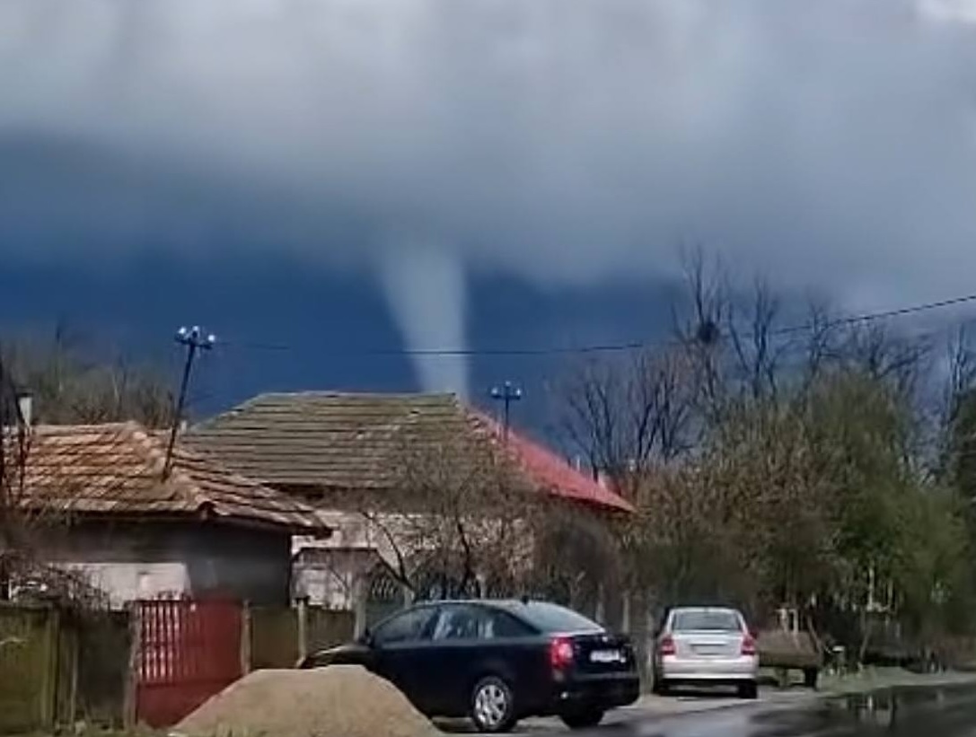 Tornadă filmată în Teleorman. Imaginile au devenit virale
