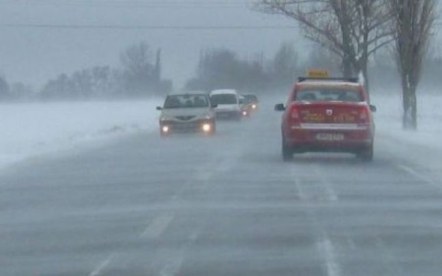 Trafic în condiţii de iarnă pe mai multe drumuri naţionale din ţară, din cauza zăpezii şi a vântului