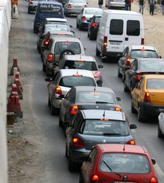 Trafic îngreunat pe DN1. Un utilaj a căzut peste o cisternă