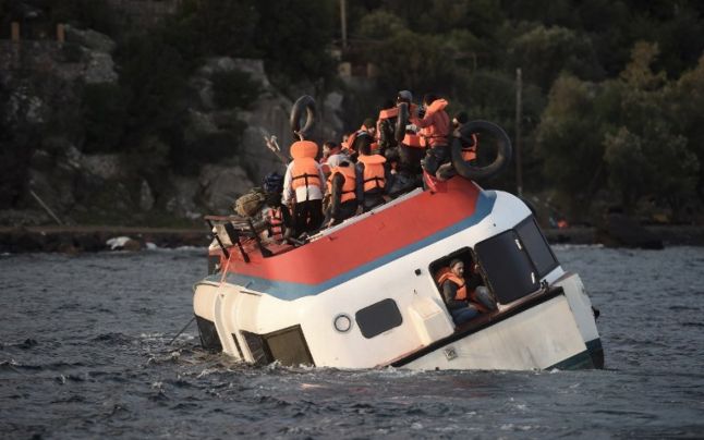 Traficanţii de persoane pregătesc o nouă rută a refugiaţilor, care să îi ducă pe aceştia în Italia