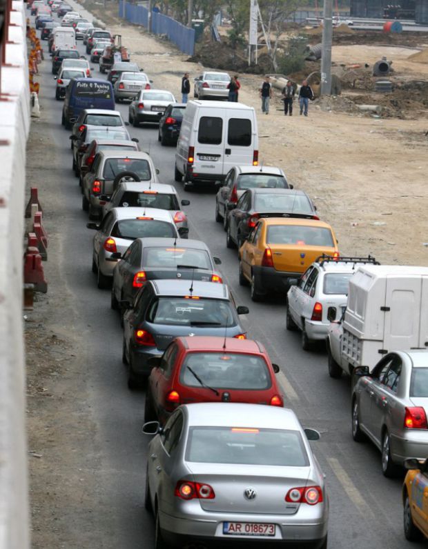 Traficul este îngreunat pe DN1. Grengi și pietriș au ajuns pe șosea