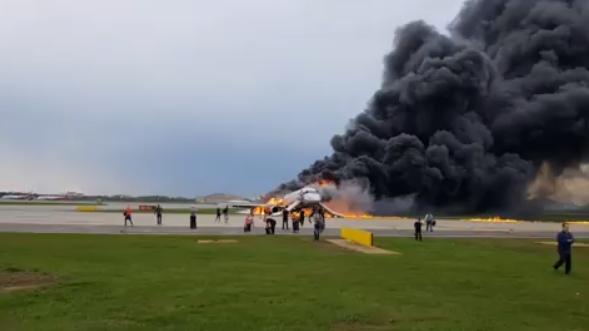 Tragedia aviatica din Rusia: Una din cutiile negre ale avionului care a aterizat forțat la Moscova a fost grav avariată