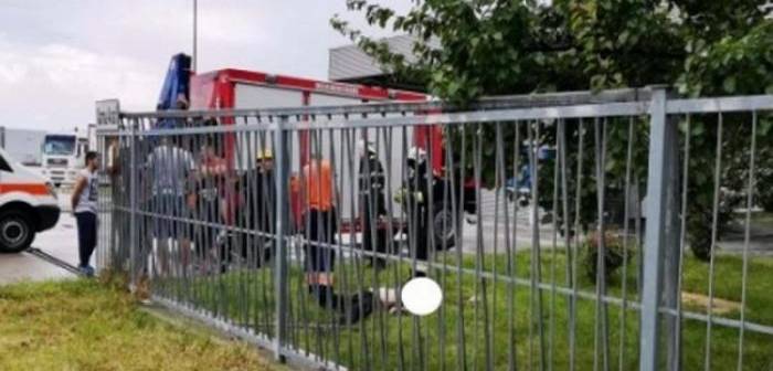 Tragedie in vestul tarii. Un barbat a murit strivit de o poarta metalica
