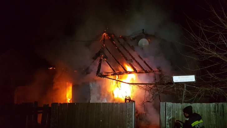 Tragedie la Cașin! O fată de 9 ani și mama ei au ars de vii într-un incendiu