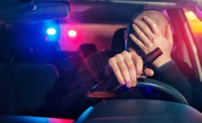 Tragi-comedie cu un cetățean rupt de beat: A chemat poliția în barul unde a băut și a plecat cu mașina de fața polițiștii
