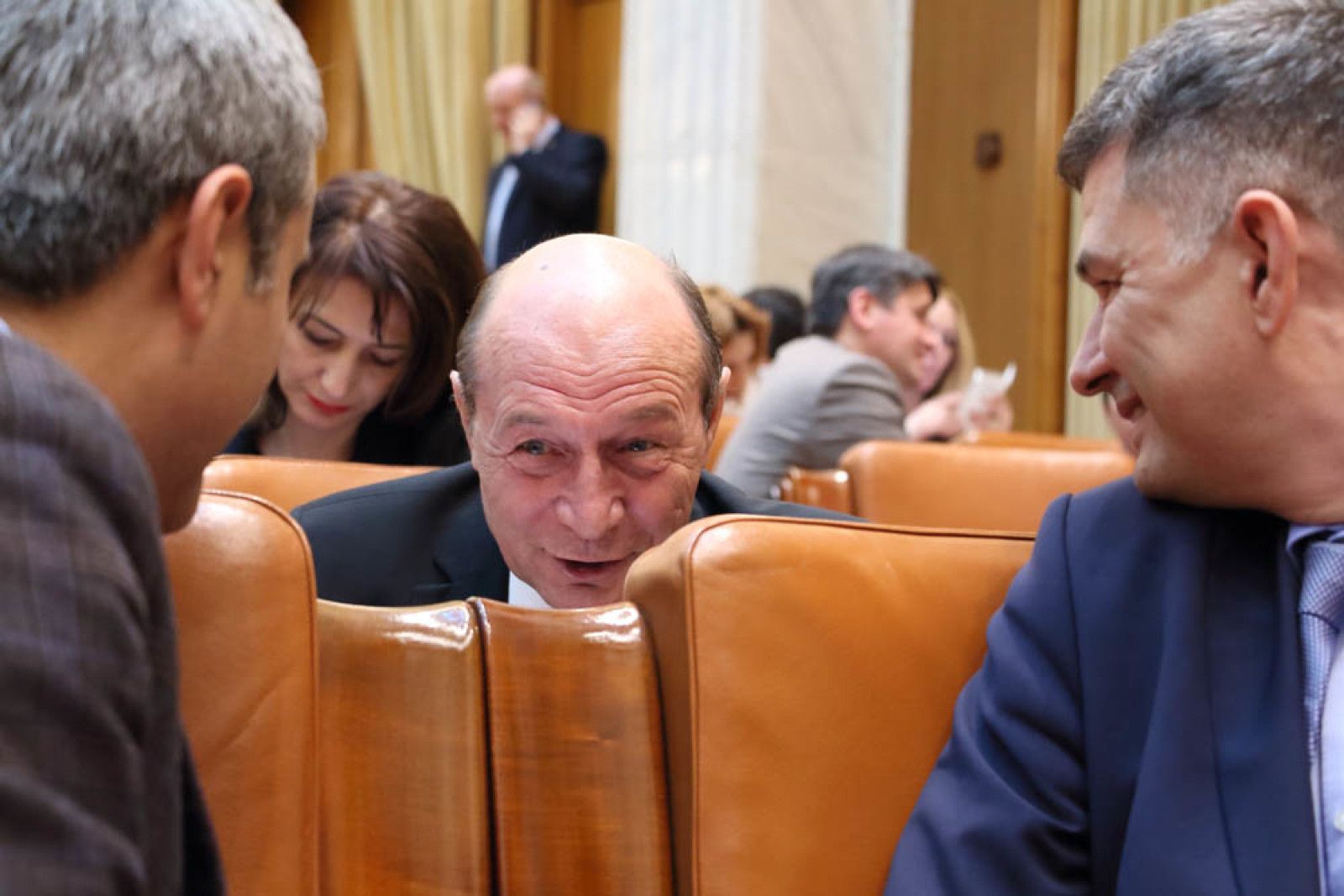 Traian Băsescu isi da demisia de la sefia PMP după ce Ioana Băsescu si Elena Udrea beneficiaza de modificarile aduse de Ordonante