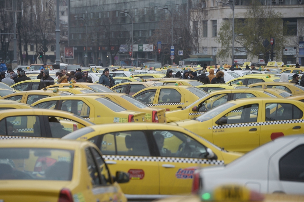 Transportatorii care au blocat Bucurestiul renunta la protest. Guvernul le-a promis ca opreste pirateria si ii lasa sa circule tot cu masinile vechi