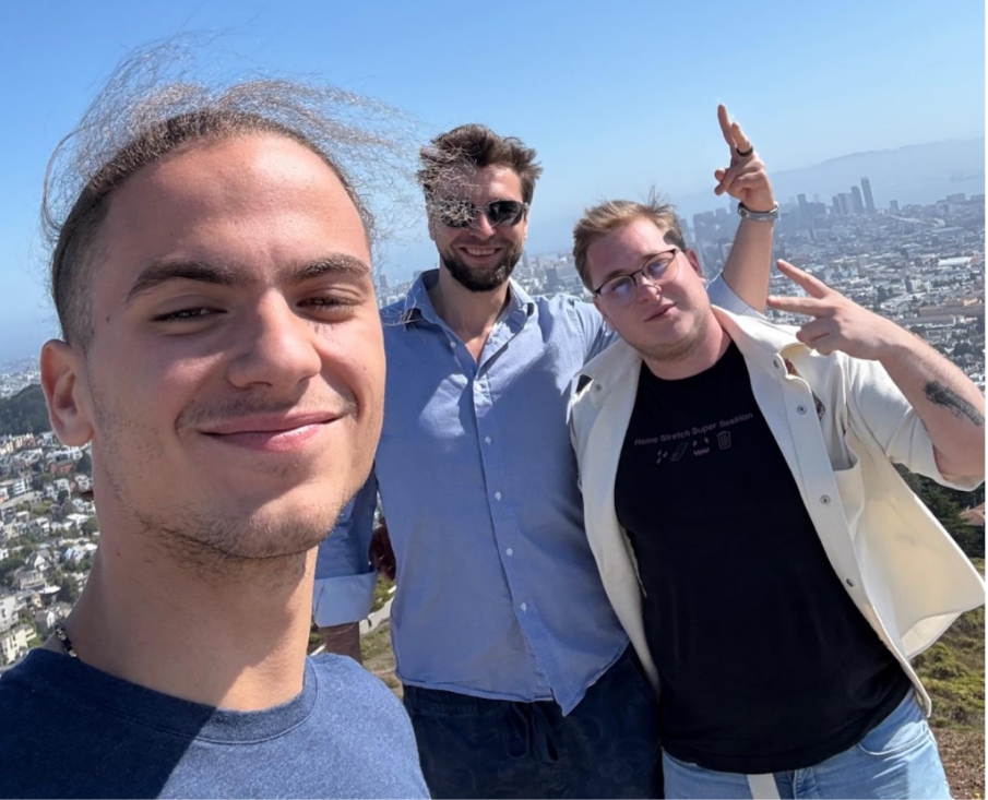 Trei antreprenori români cuceresc Silicon Valley cu o tehnologie care transformă camerele de supraveghere în asistenți inteligenți