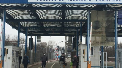 Trei cetățeni spanioli îmbrăcați în haine militare au încercat să intre în România cu muniție și explozibil prin Vama Siret