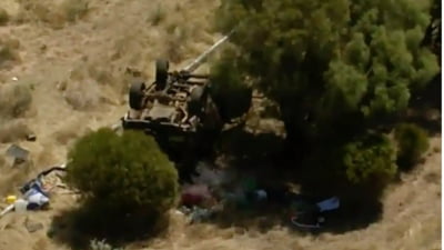 Trei copii au stat 55 de ore lângă părinții morți într-un accident pentru că nimeni nu a observat mașina răsturnată