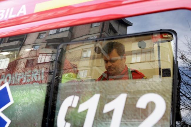 Trei copii spitalizaţi după un accident al unui microbuz scolar