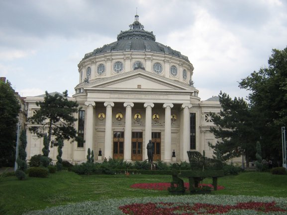 Trei fosti sefi ai Operei Bucuresti si zece administratori de firme, trimisi in judecata de DNA.
