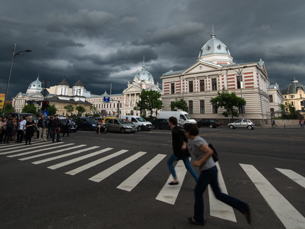 Trei oameni au fost călcaţi pe o trecere de pietoni din Bârlad, iar şoferul a fugit