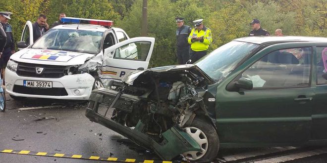 Trei polițiști răniți grav intr-un accident la Bănița