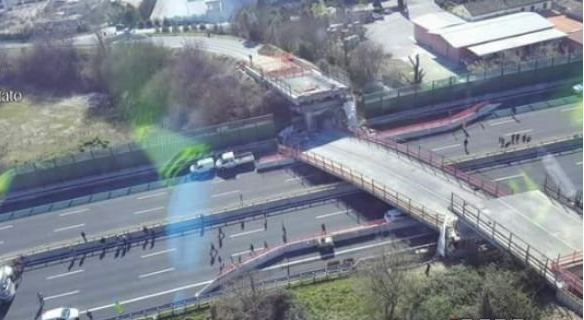 Trei români răniți și doi italieni morți după ce un pod s-a prăbușit peste o autostradă