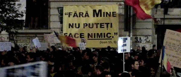Trei tineri cu icoana lui Iisus au fost alungati din Piata. Sub icoana scria: