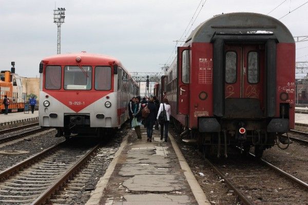 Trei trenuri de persoane, blocate în Timiş, după ce un camion a rupt firele de contact