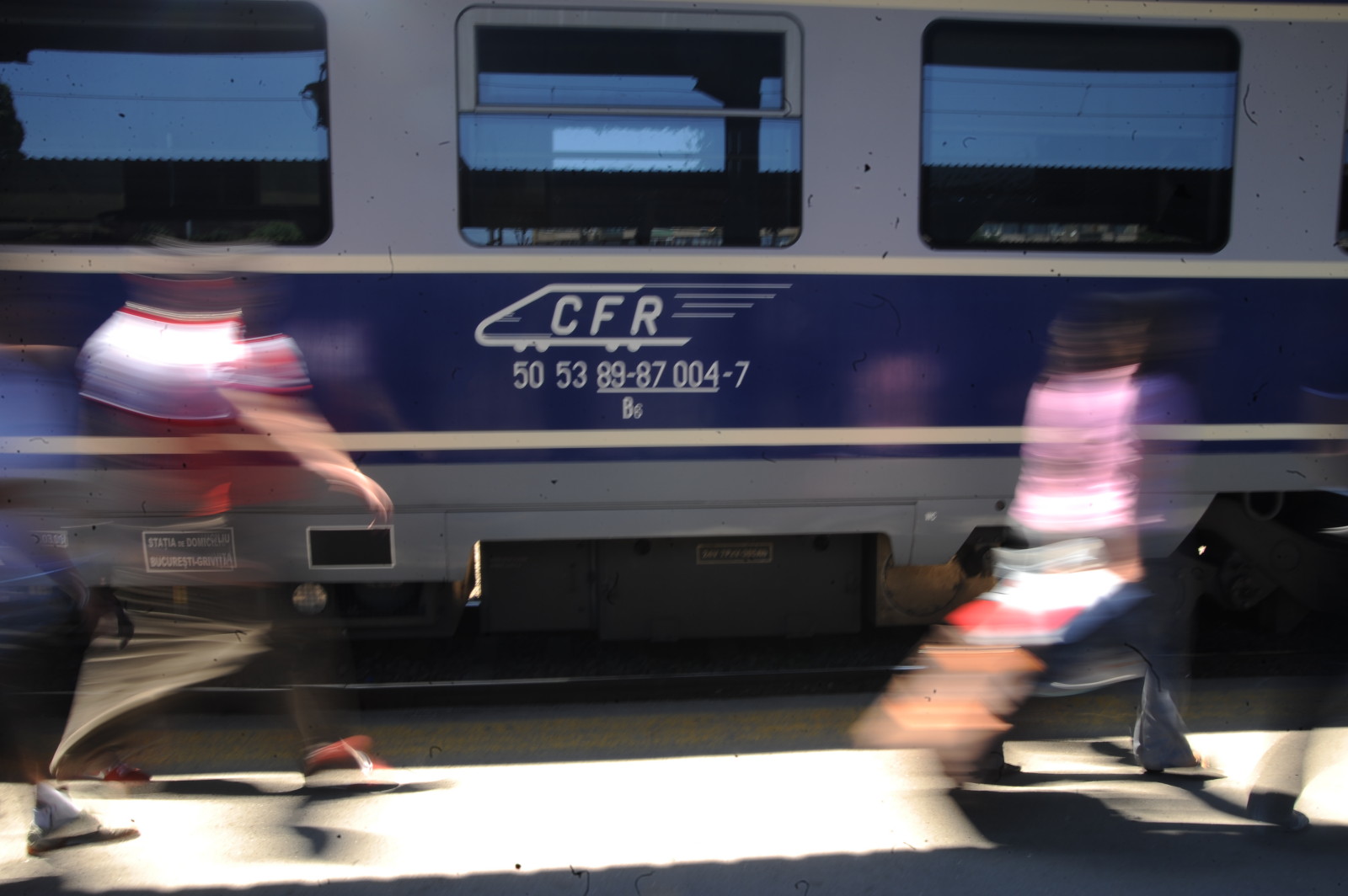 Trenurile circulă cu restricţii de viteză şi ar putea avea întârzieri