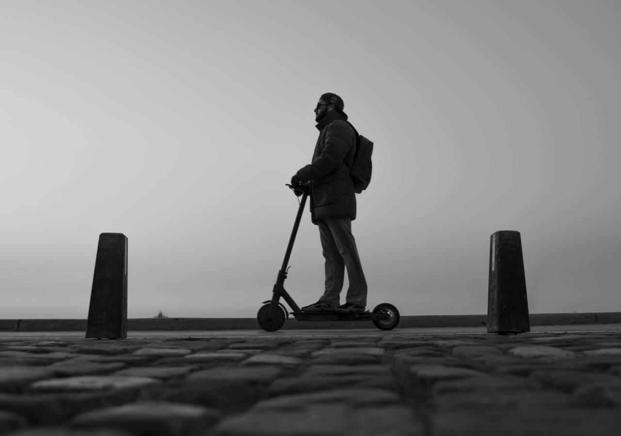 Trotineta electrică pentru navetă nu se alege după autonomie - ploaia, bordurile și limitele schimbă tot
