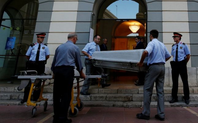 Trupul pictorului spaniol Salvador Dali a fost exhumat