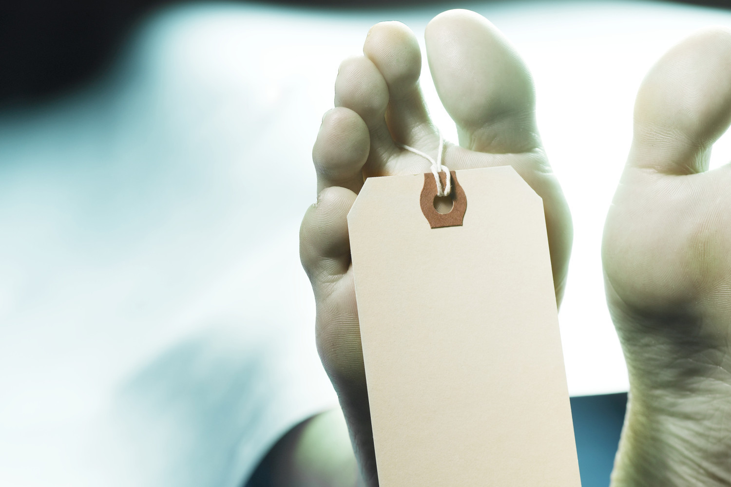 Trupurile a 18 români decedaţi peste hotare nu au fost repatriate încă. Răspunsul MAE