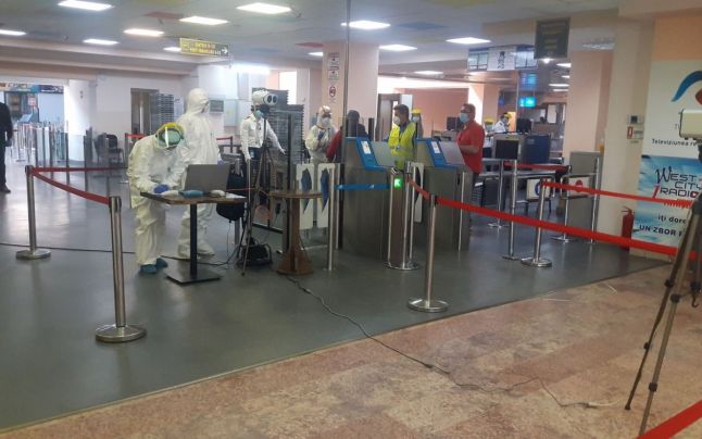 Turişti români, testaţi pentru COVID-19 pe Aeroportul din Creta. 