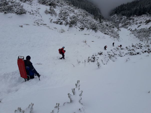 Turistul dat dispărut după ce a fost surprins de o avalanşă în Parâng a fost găsit decedat
